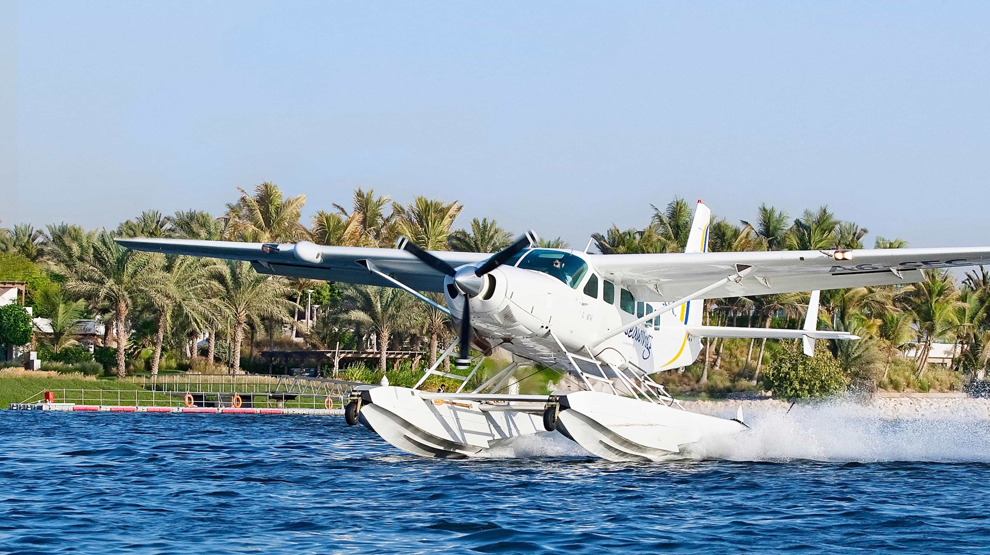 جولات بالطائرة المائية