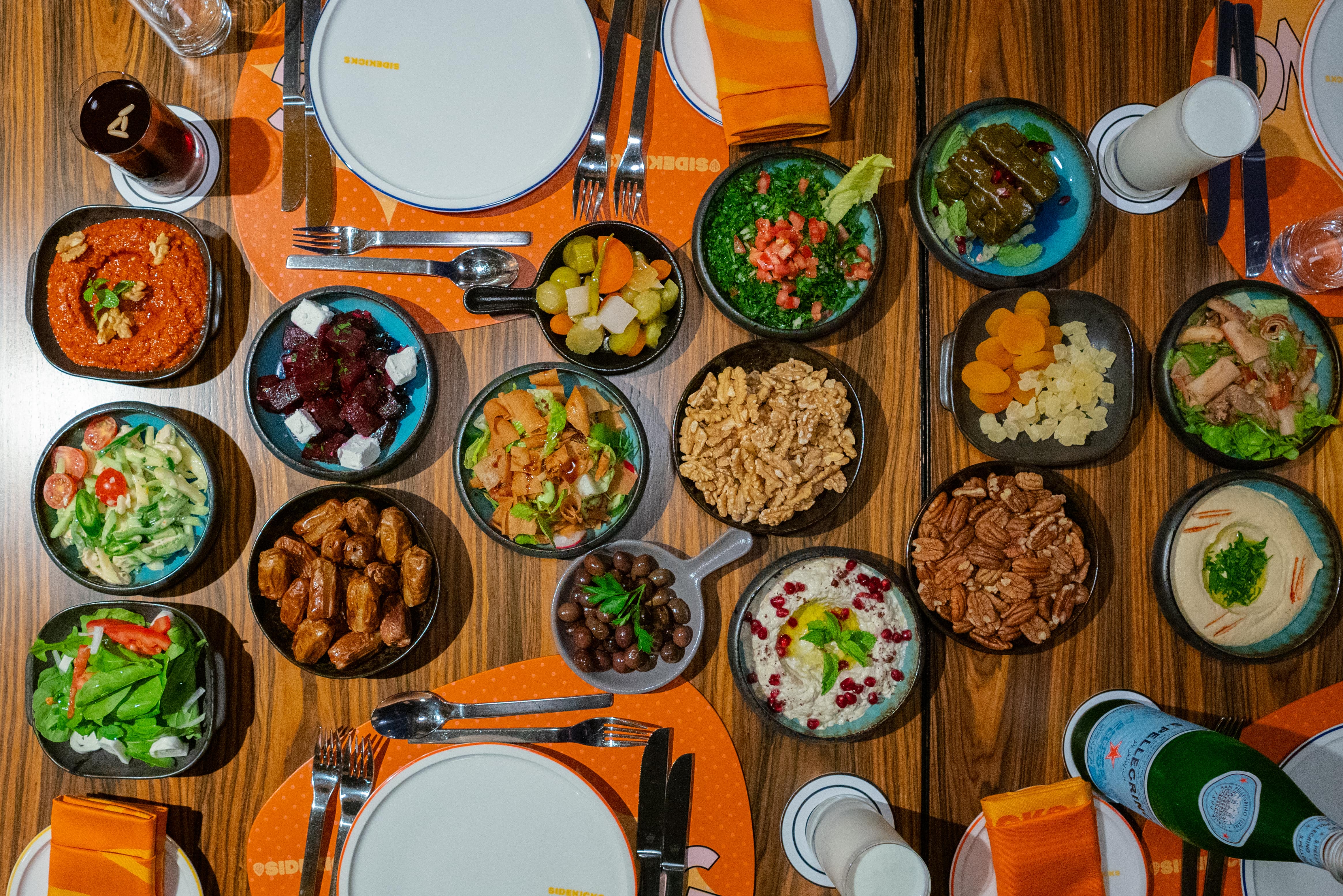 2. انضم إلى وليمة إفطار