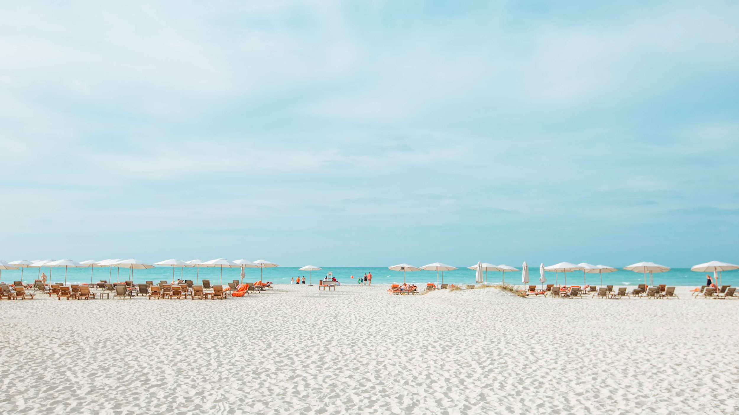 3. 紺碧の海で海水浴を楽しむ