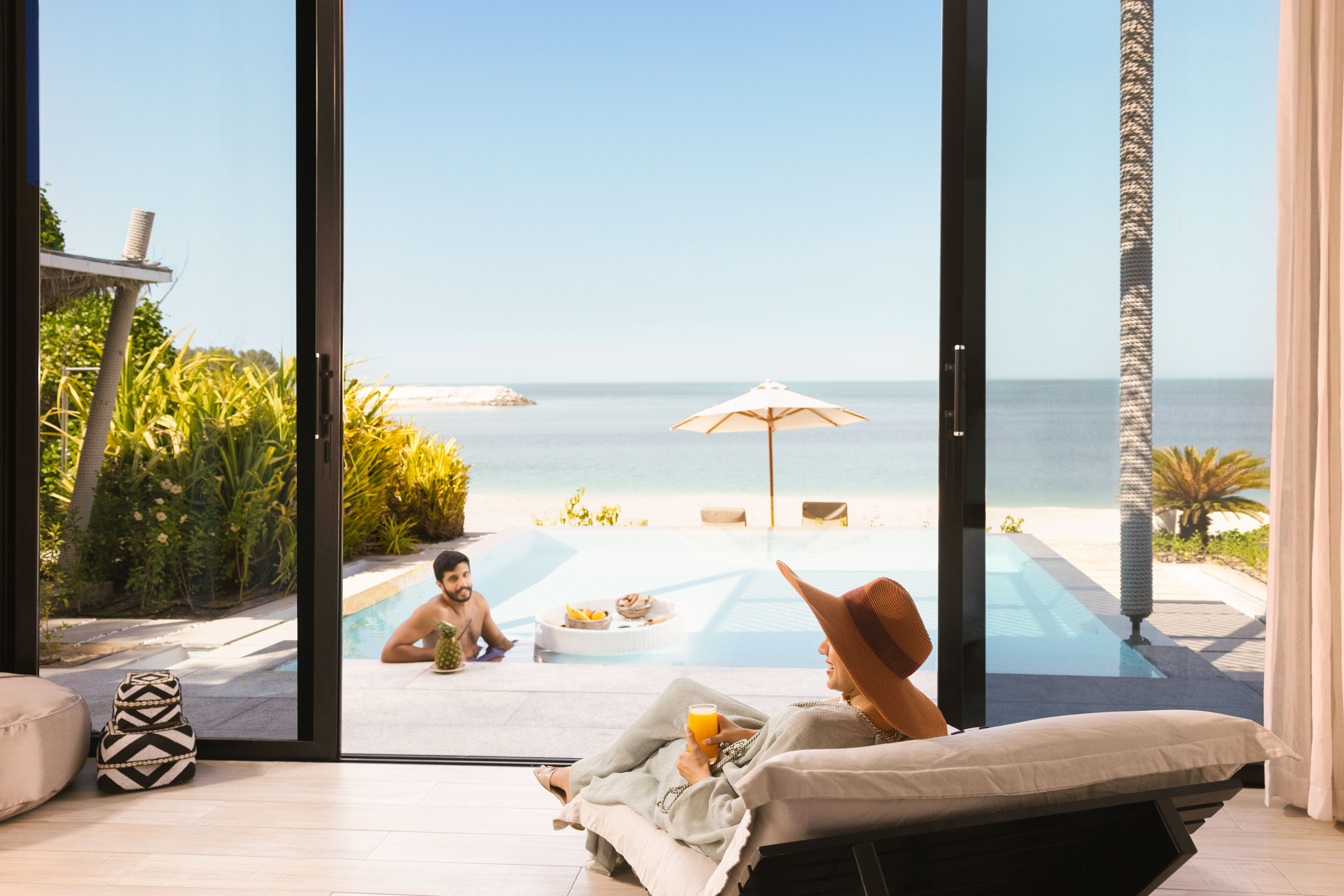  Détente au bord de la mer, un moment parfait pour un massage à Abu Dhabi ou un spa relaxant, avec vue sur l'horizon apaisant.