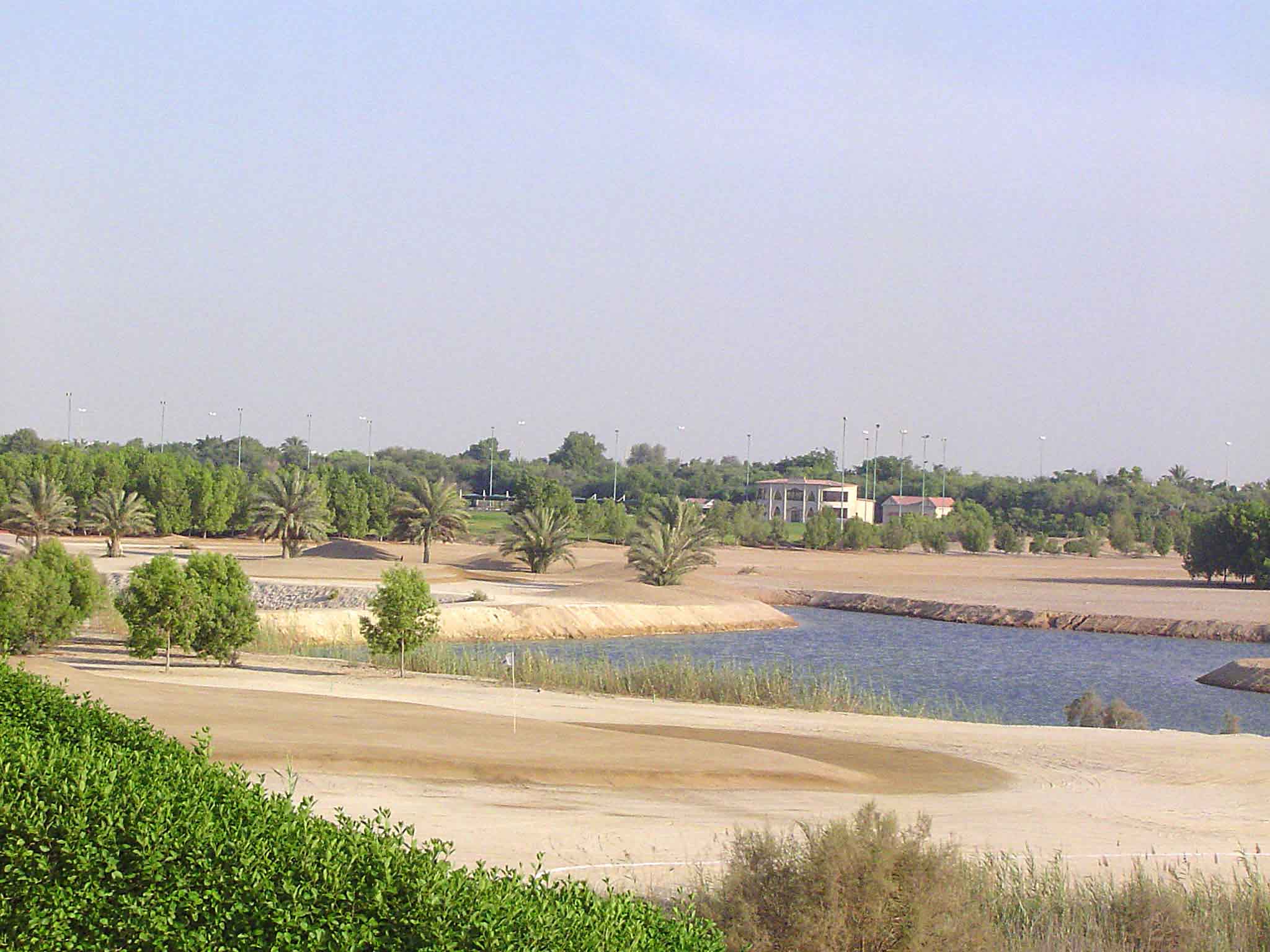 ملعب غولف وبحيرة وأشجار